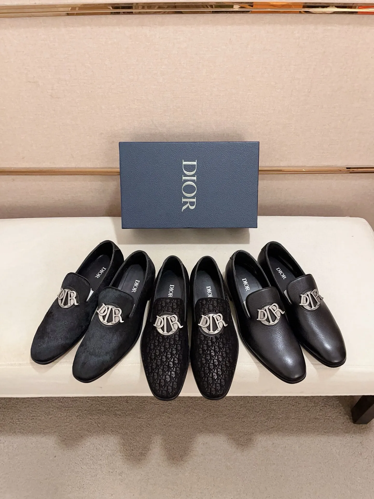 Factory price: 270 men's shoes 💰 High-end version of Dior Dior's new series. Famous actors and Internet celebrities wear super popular designs. They are designed with the sculptures of French artist Niki de Saint Phalle as rings. Material: Fabric: imported original material. Foot pads: cowhide. Outsole: Rubber outsole. Men's shoe size: 38~44. Can be customized to size 45.